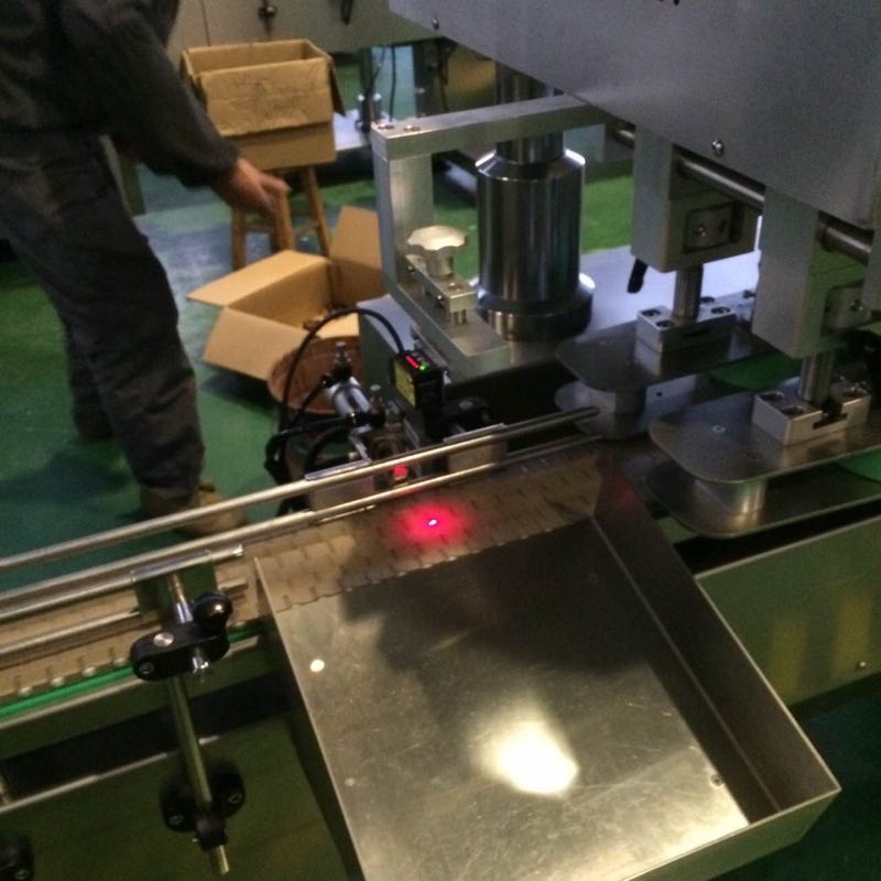 automatic screw capping machine